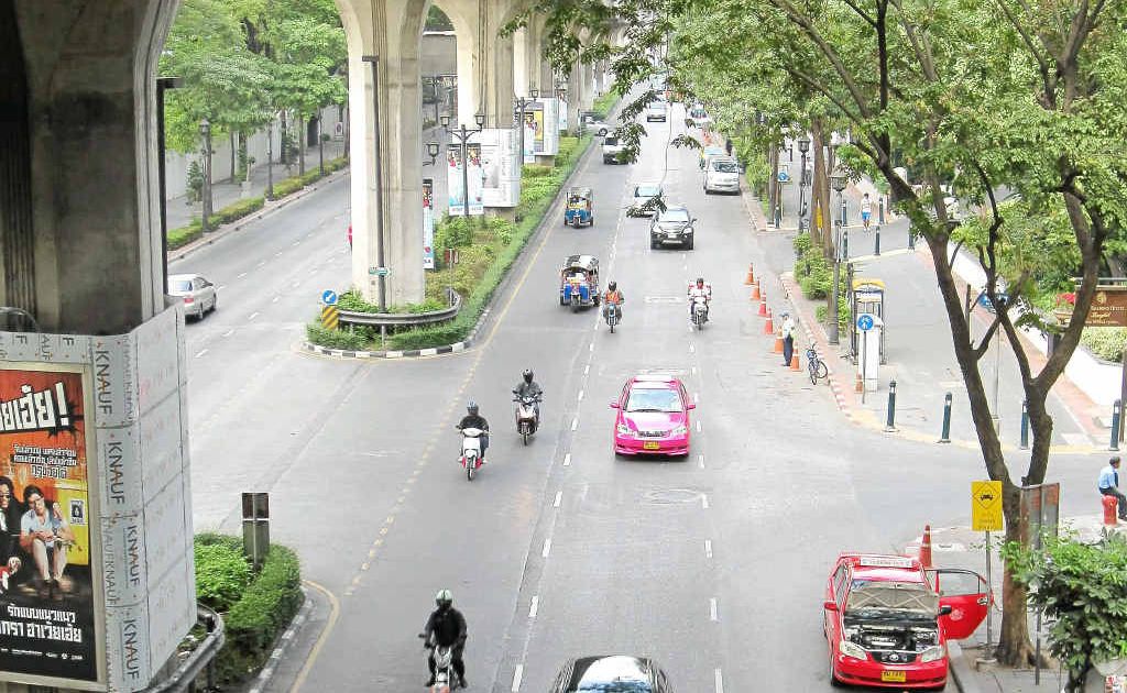 BUSY CITY LIFE: Rajadamri Road. BUSY CITY LIFE: Rajadamri Road.